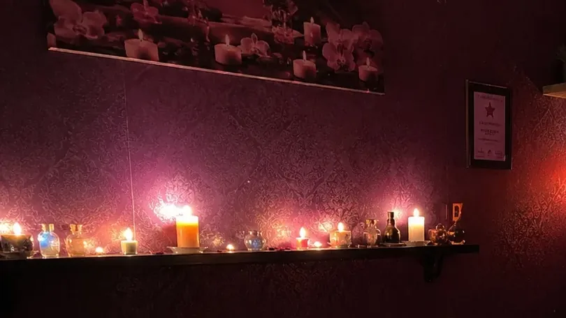 Masaj odasındaki mum rafı — Lila Spa, Bahçeşehir misafirlerine hizmet veren salon